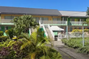 photo de la cour principale de l'école de Basse Vallée