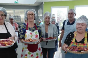 photo de seniors présentant une tarte