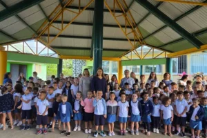 les enfants sous le préeau de l'ecole, portant la tenue unique