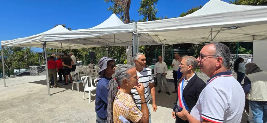 Le maire en discussion avec des participants