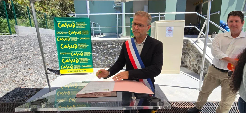 Olivier Rivière signe l'abrogation des restrictions d'eau