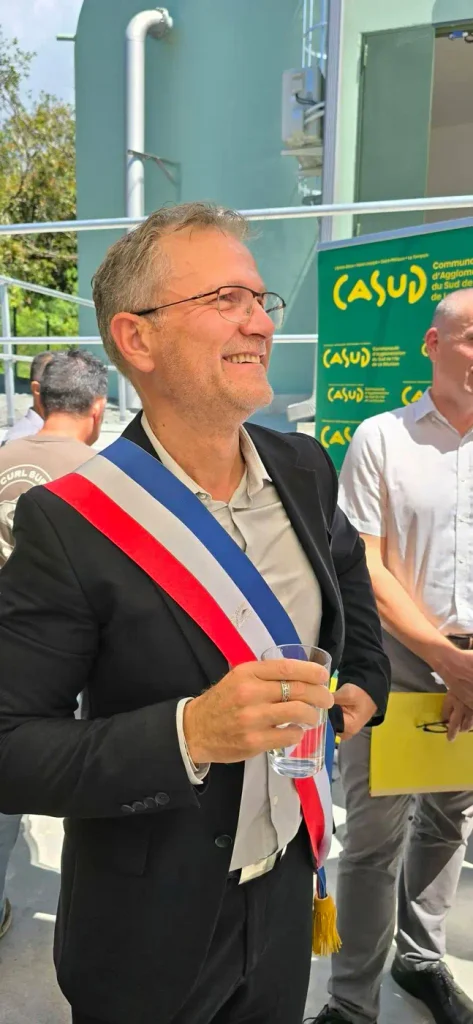moment de convivialité en buvant un verre d'eau