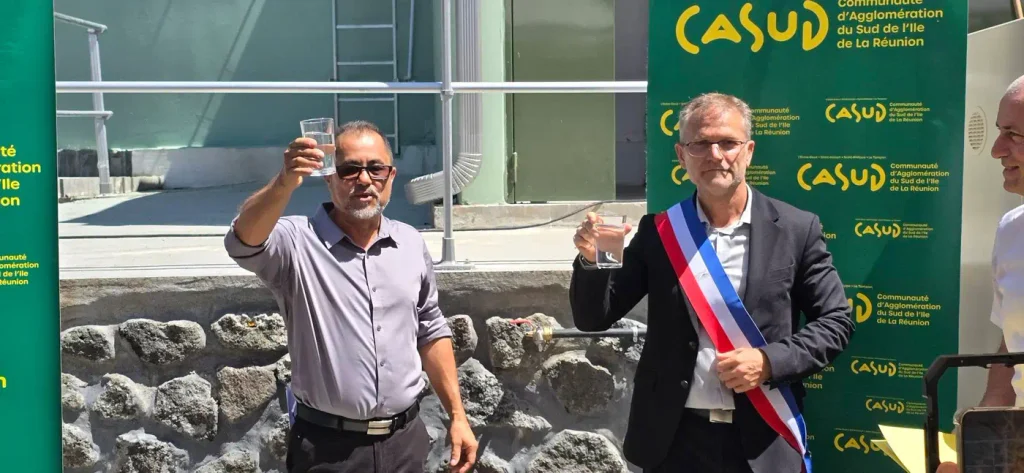le Maire et un représentant de la CASUD boivent ensemble un verre d'eau