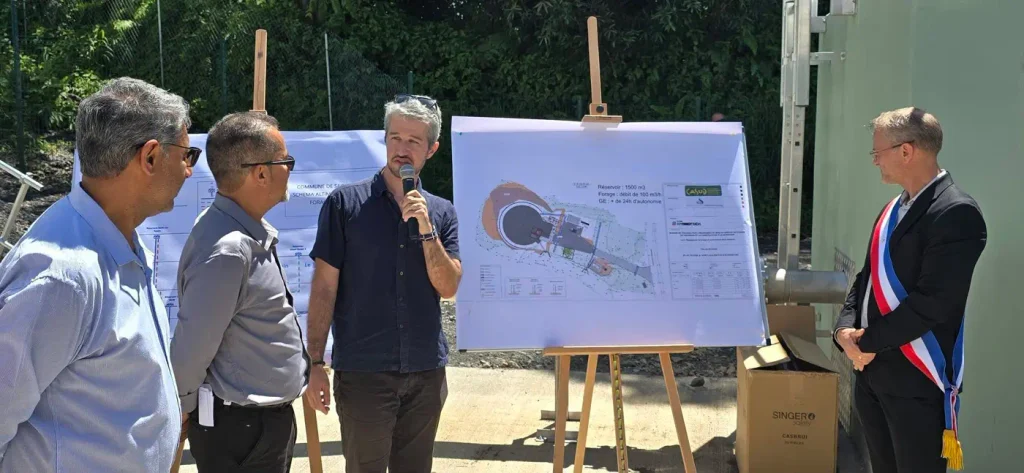 le chef de projet présente un plan de la station