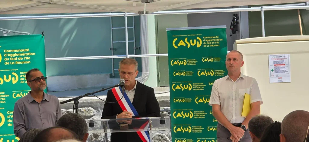 le maire fait un discours au pupitre