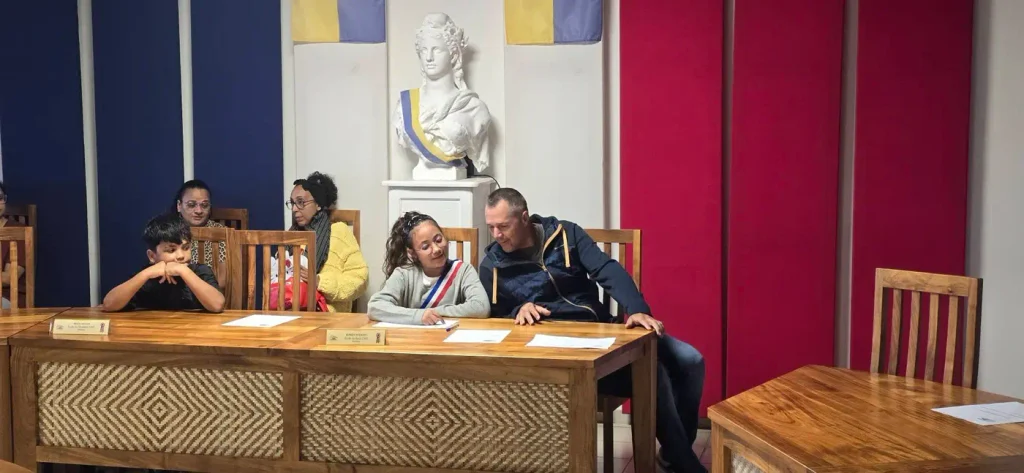 La maire enfant en discussion avec un encadrant du CME