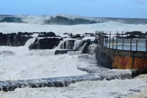 Vignette de la piscine du Baril avec une mer écumeuse