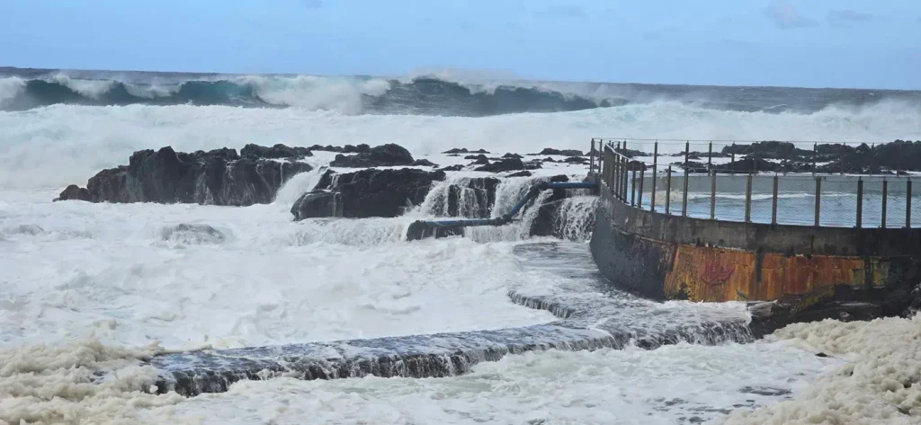 Mer écumeuse à la piscine du Baril