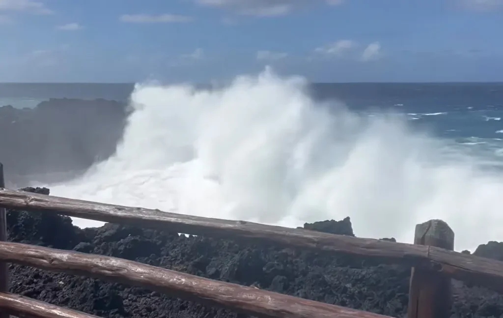 Vagues déferlant sur les rochers volcaniques au Cap Méchant