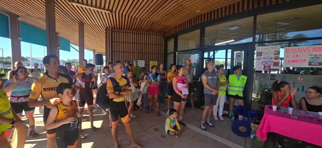 Groupe de coureurs et bénévoles écoutant les directives de course