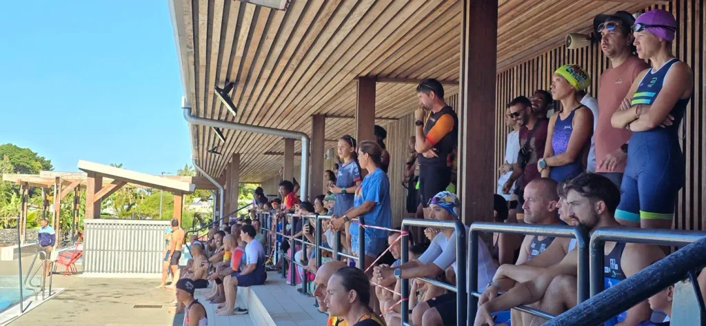 spectateurs à la tribune du bassin de natation