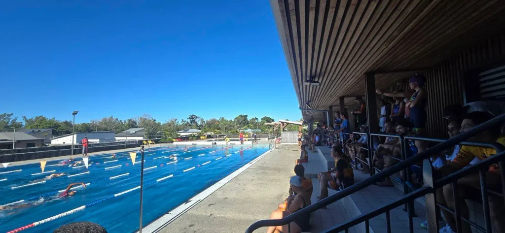 vue de la tribune et du bassin