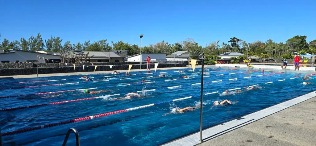 les participants en plein effort dans la piscine