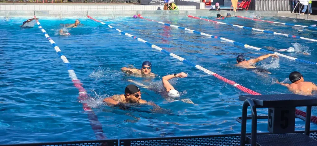 Nageurs en pleine course dans une ligne d'eau