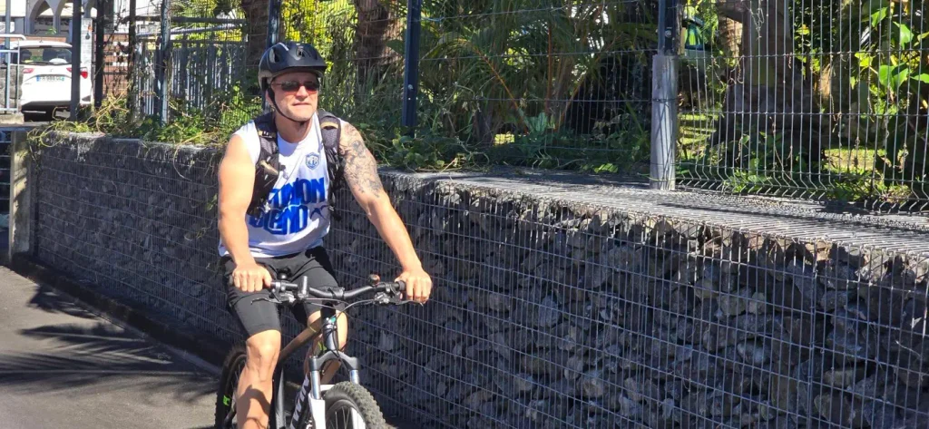 Le maire sur un VTT participant aux épreuves