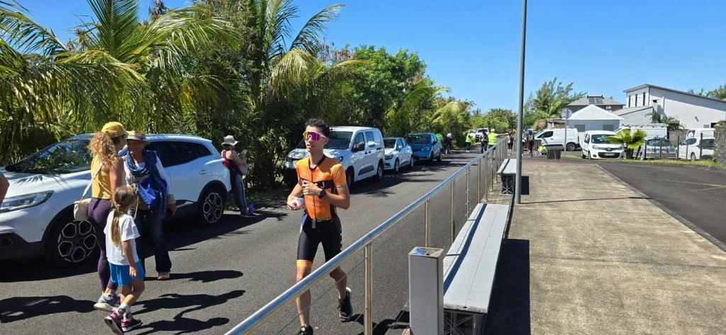Coureurs sur une route bordée de véhicules