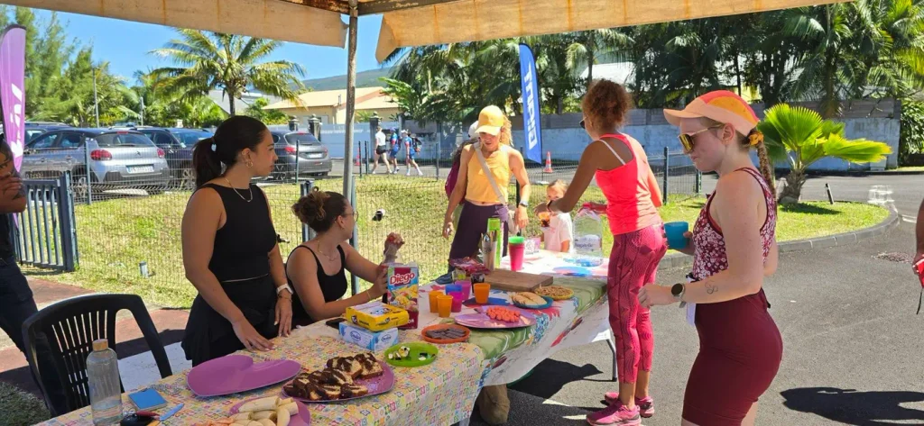 Bénévoles préparant une table de ravitaillement avec fruits