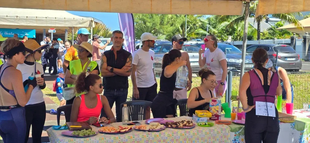 Groupe de bénévoles et participants autour d'une table
