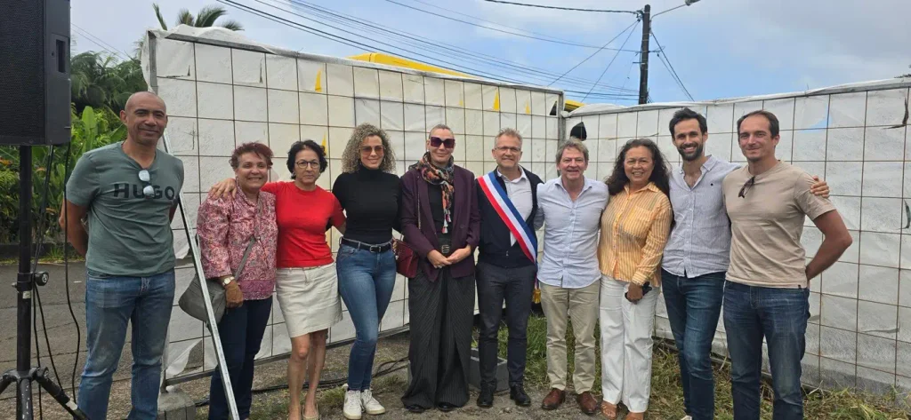 Élus et partenaires du projet devant la clôture du chantier