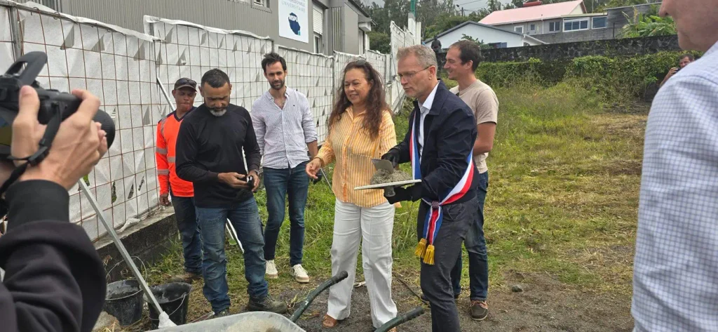 le maire prend du mortier en brouette
