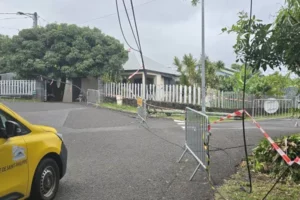 Véhicule communal près d'une route fermée, câbles tombés et barrières