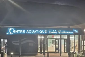 Enseigne lumineuse du Centre Aquatique Teddy Hoareau de nuit