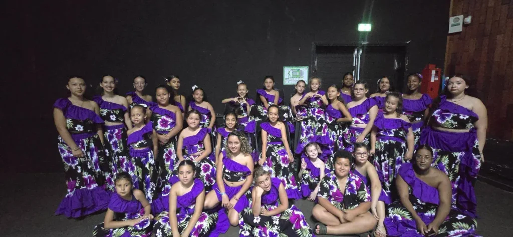 Photo de groupe des danseuses en tenues violettes à motifs floraux
