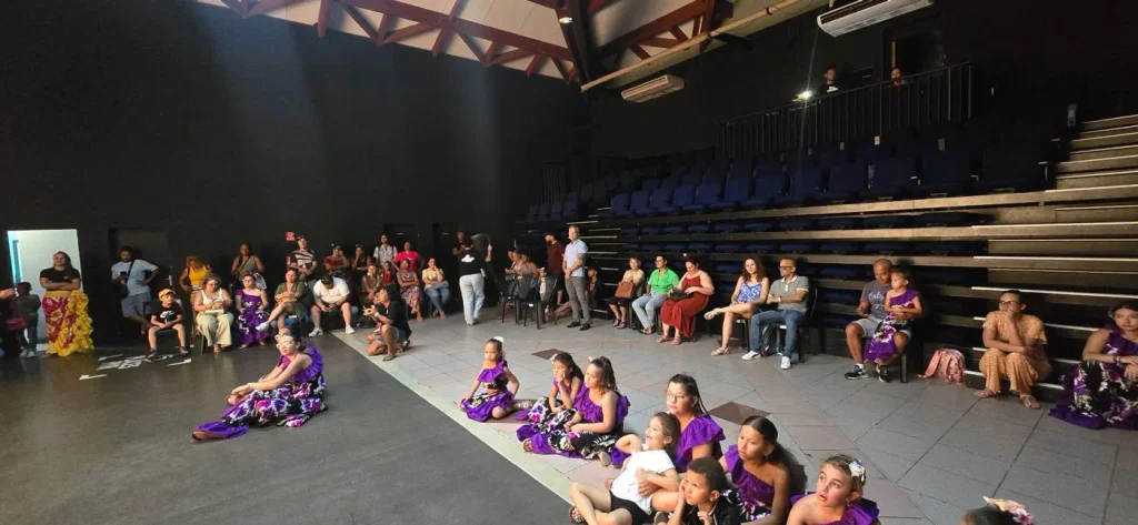 Salle de spectacle, danseuses en violet devant le public