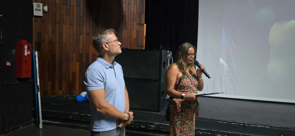 Le maire et l'organisatrice au micro devant l'écran de projection