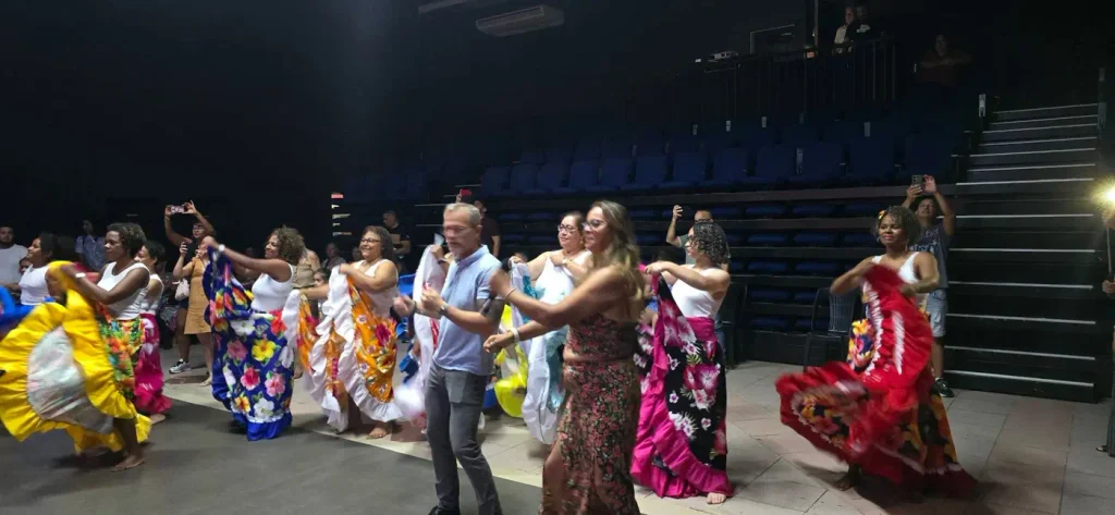 le maire dansant du séga au milieu des danseuses