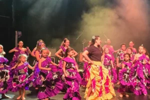 Jeunes danseuses en robes violettes à fleurs lors du spectacle de séga