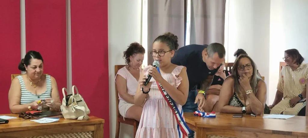 la mairesse enfant fait un discours après son élection