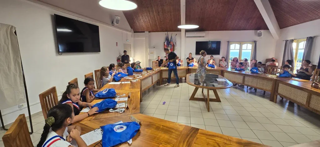 les enfants du CME réunis dans la salle du conseil municipal