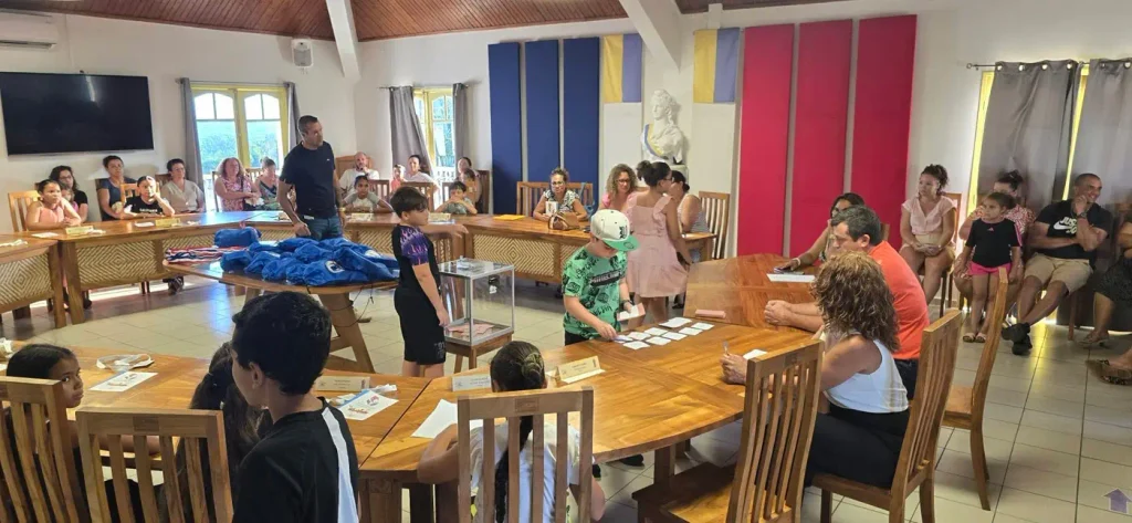 les enfants sont en train de voter pour élire le maire enfant et ses adjoints