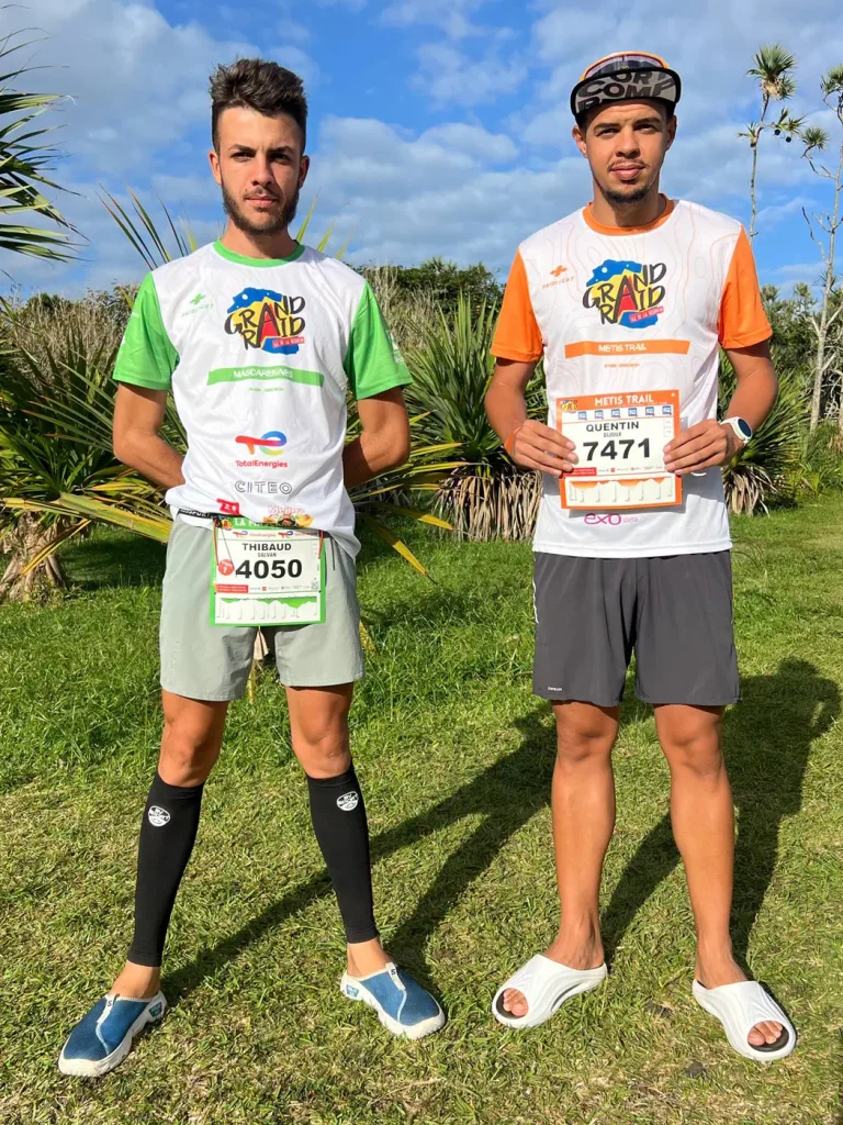 Salvan Thibaud et Quentin Dijoux posent côte à côte en tenue Grand Raid