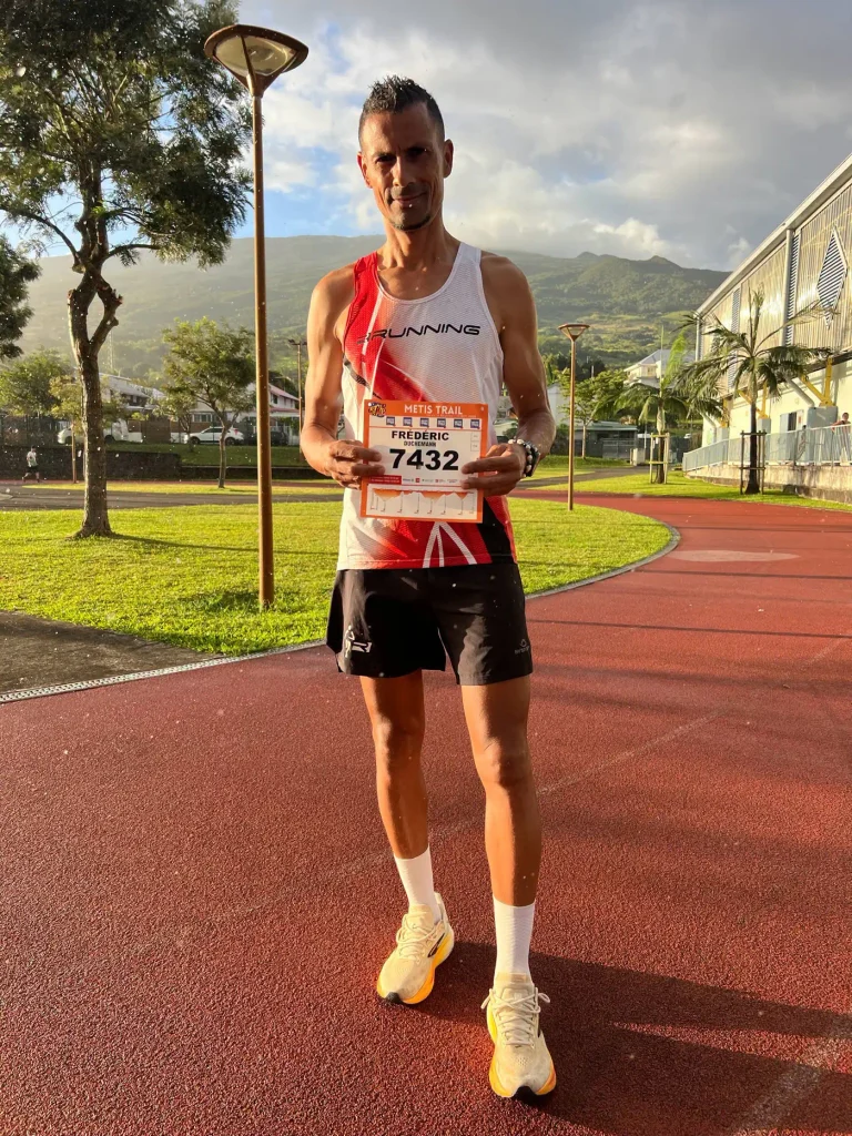 Frédéric Duchemann présente son dossard 7432 du Metis Trail 2026