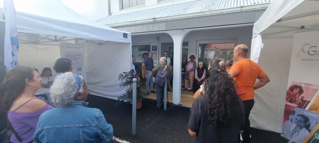 Public rassemblé devant La Poste et les stands des organismes partenaires