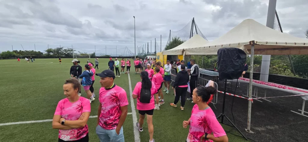 Participantes en rose en attente du début de la course