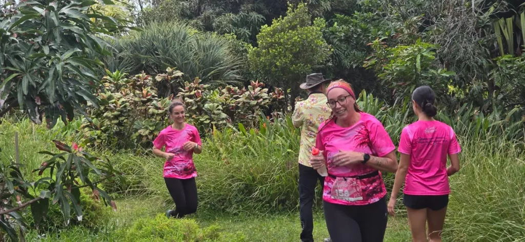 Coureuses souriantes sur le sentier au milieu de la végétation tropicale