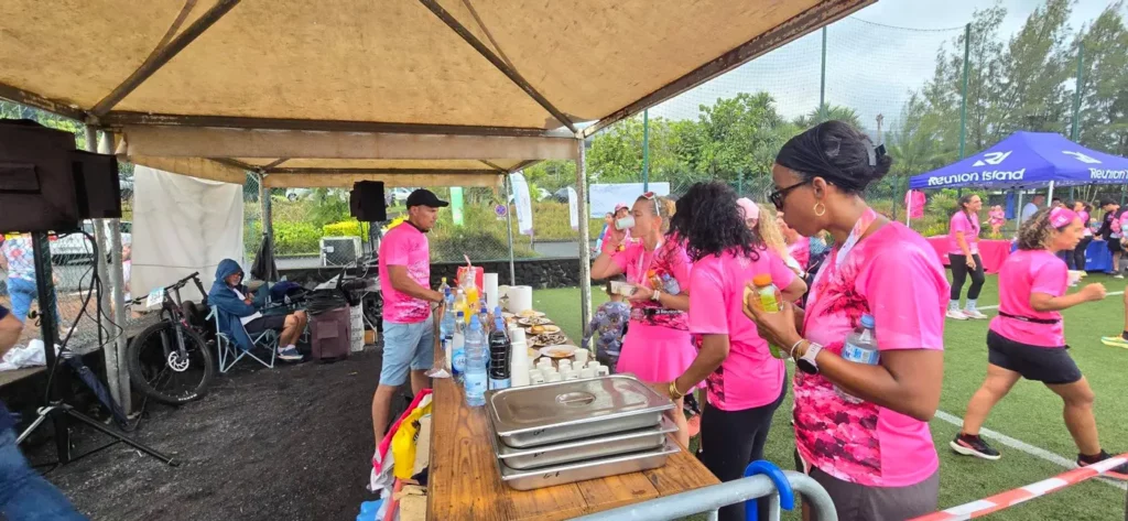 Coureuse souriante tenant une gourde et prenant un encas