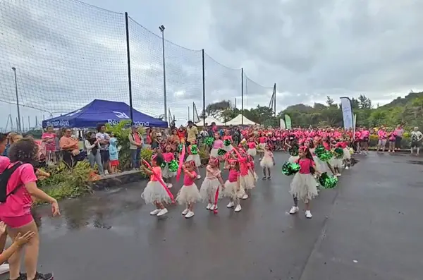 Jeunes danseuses en jupes tutu et pompons devant le public