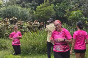 vignette - des coureuses souriantes et en pleine course au milieu de la végétation