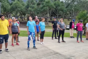 Vignette-Seniors en échauffement collectif avant les activités sportive - semaine bleue