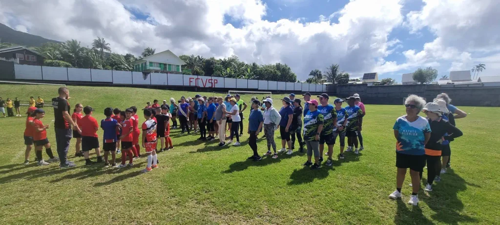 Enfants et seniors en rang sur le terrain pour l'ouverture du tournoi