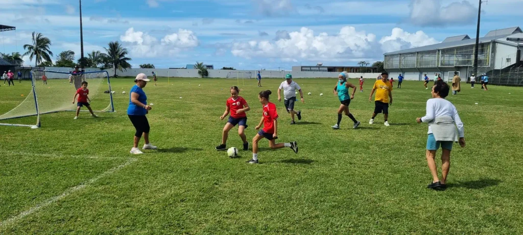 Autre photo des enfants et seniors sur le terrain en plein match