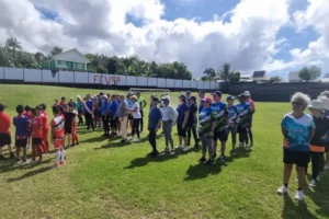 Enfants et seniors réunis sur le terrain de football de Saint-Philippe